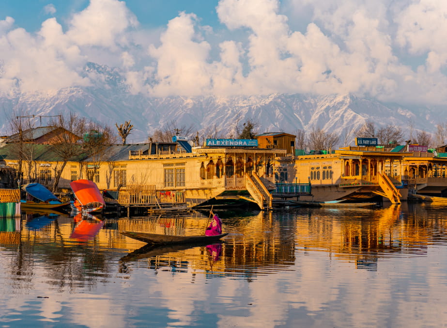 Shikara Ride on Dal Lake in Srinagar